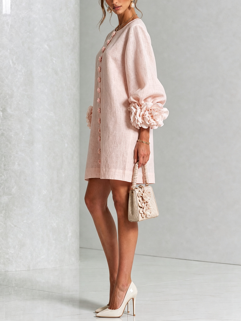 Lichtroze jurk van opzij gefotografeerd op een model met beige handtas en lichte pumps, met roosmanchet op de pofmouw. 20