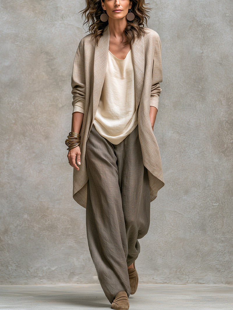 Model draagt de complete set in linnenlook: beige open lange jack over een crèmekleurige top en taupe broek met wijde pijpen, voorkant. 1