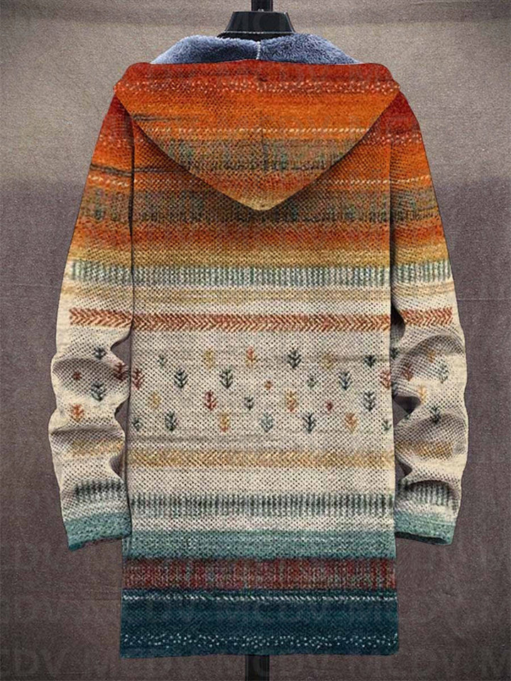 Achterkant van de lange vest met capuchon en horizontale strepen met kleine boompjesmotieven, op een paspop 2