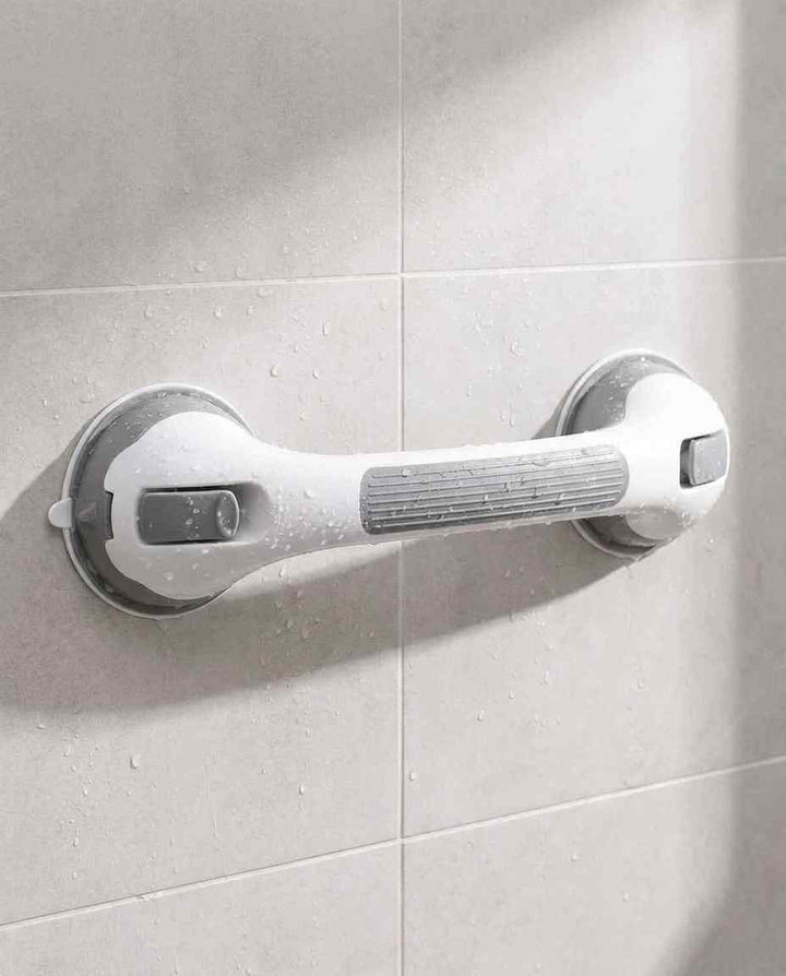 Wit-grijze greep horizontaal op een beige tegelwand, bespat met waterdruppels, met ribbelhandvat en twee vergrendelhendels. 14