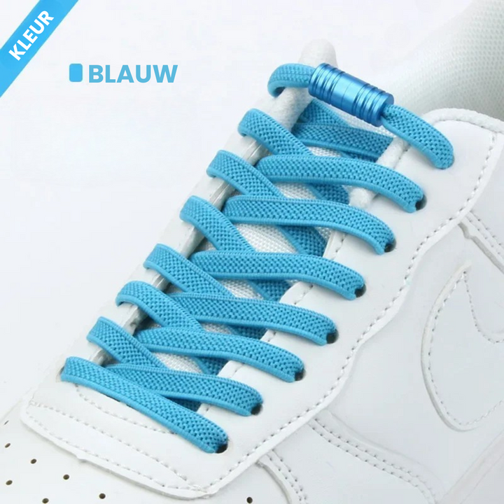 Lichtblauwe platte elastische veters in een witte sneaker, met blauwe metalen capsulesluiting bovenaan 3