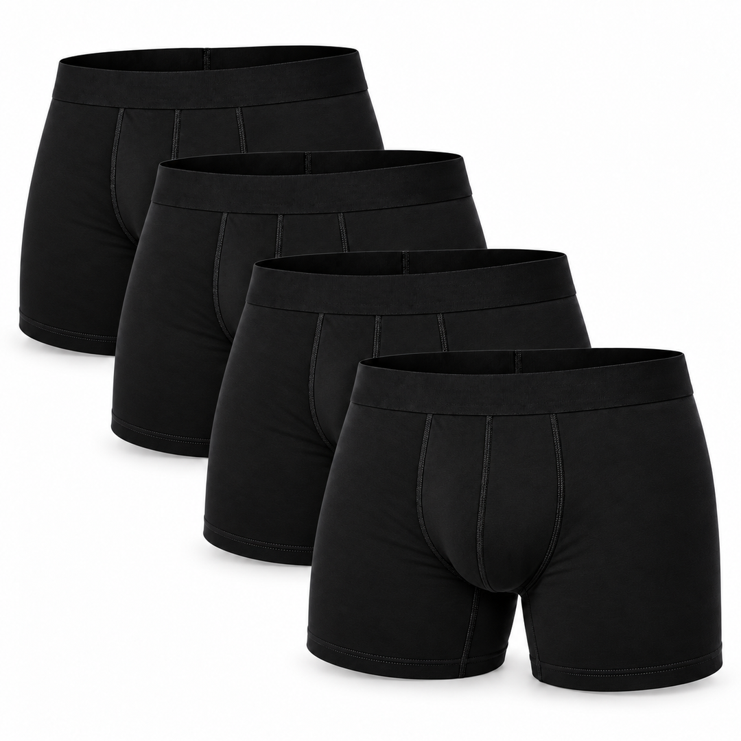 Set van vier effen zwarte boxershorts, schuin achter elkaar gestapeld, met brede tailleband en subtiele stiksels. 12