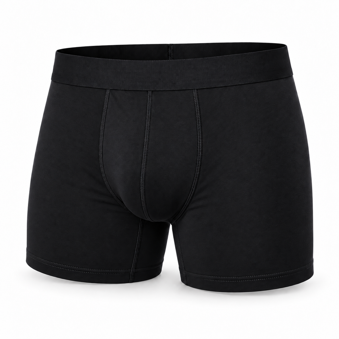 Zwarte boxershort van voren, los getoond, met brede tailleband, stikwerk rond het kruis en iets langere pijpjes. 13