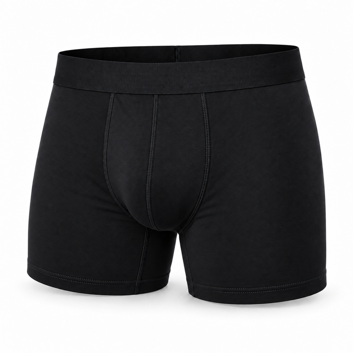 Zwarte boxershort van voren, los getoond, met brede tailleband, stikwerk rond het kruis en iets langere pijpjes. 13