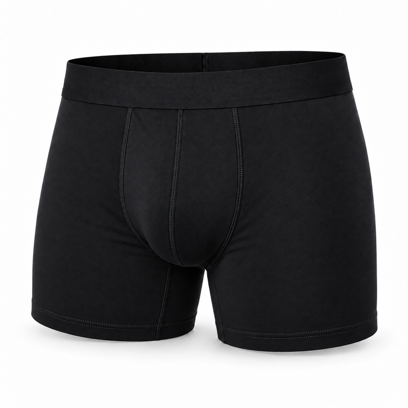 Zwarte boxershort van voren, los getoond, met brede tailleband, stikwerk rond het kruis en iets langere pijpjes. 13