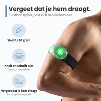 Gespierde bovenarm met de armband met groen oplichtende led en zwarte elastische nylon band 4