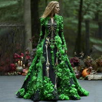 Model toont de skeletjurk met lange mouwen en groene 3D-bloemen op de zwarte stof, in een bosachtige setting. 4