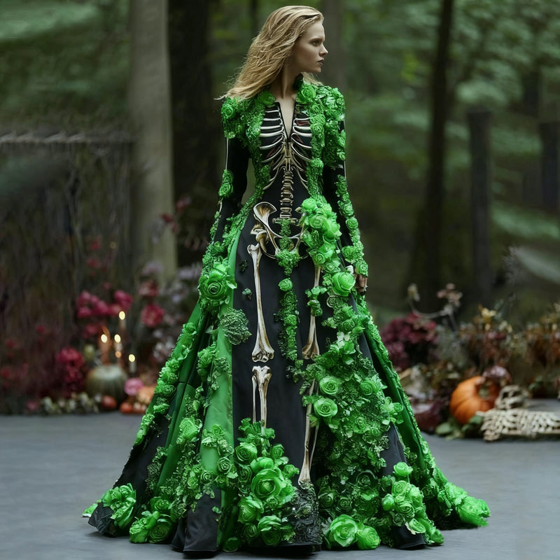 Model toont de skeletjurk met lange mouwen en groene 3D-bloemen op de zwarte stof, in een bosachtige setting. 4