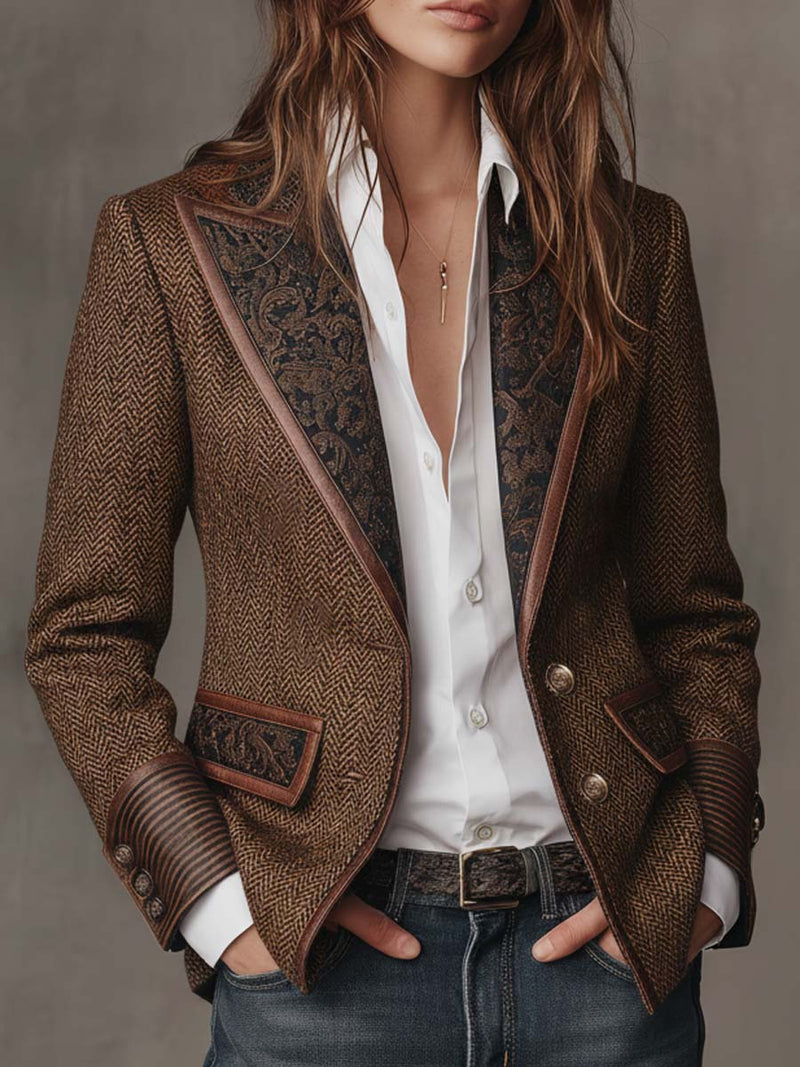 Model draagt de bruine blazer open over een wit overhemd, handen in de zakken van een spijkerbroek 1