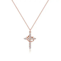 Roségoudkleurige kruishanger met kroon en steentjes aan een fijne schakelketting, productfoto vanaf de voorkant op effen achtergrond. 7