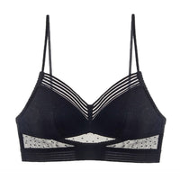 Losse zwarte bralette van voren met gestippeld mesh, gestreepte V-rand en doorzichtige inzet onder de cups. 8