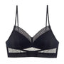 Losse zwarte bralette van voren met gestippeld mesh, gestreepte V-rand en doorzichtige inzet onder de cups. 8