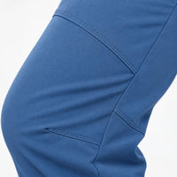 Close-up van de knie met gestikte naden en knie-inzetten in blauwe softshellstof 5