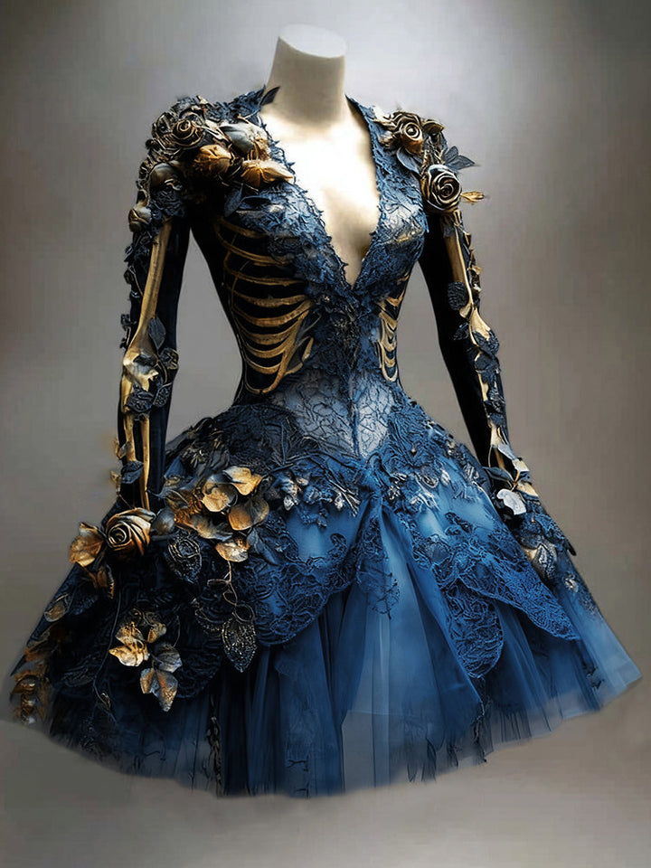 Blauwe uitvoering op een paspop, met gouden skeletribben op het lijfje, kanten details, gouden rozen en een tule rok. 3