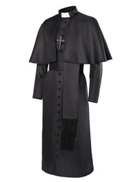 Zwart priesterkostuum schuin van voren met cape, kruisketting, witte kraag, rij knopen en franjesjerp 2