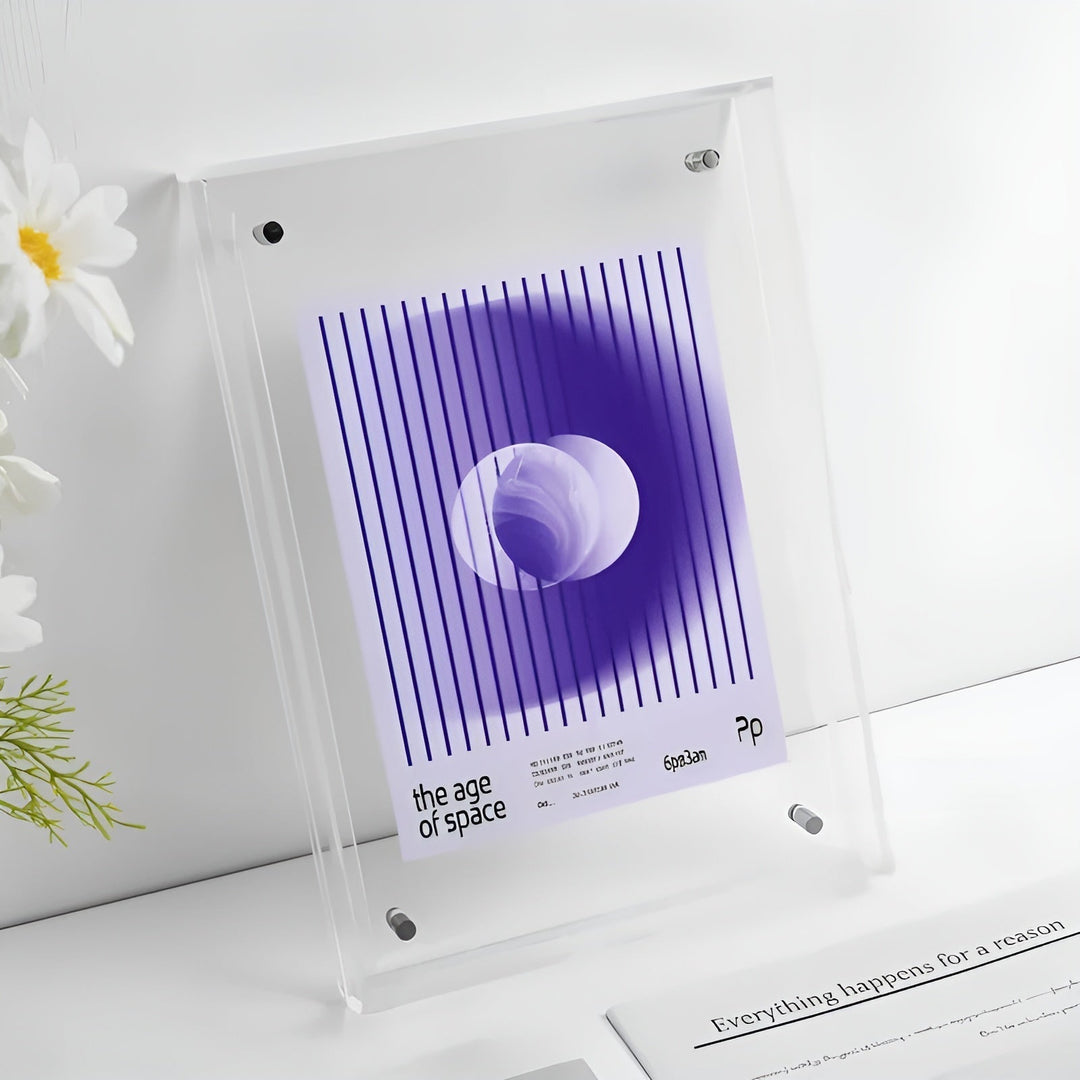 Helder transparante acryl lijst met een paarse abstracte print van een cirkel en verticale lijnen, naast witte bloemen. 16