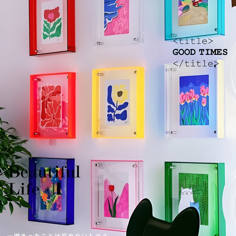 Muur vol acryl lijsten in rood, geel, blauw, groen, roze en transparant, met bloemenprints en katten erin. 3