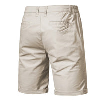 Achterkant van de beige short met twee paspelzakken en riemlussen, pijpen omgeslagen. 2