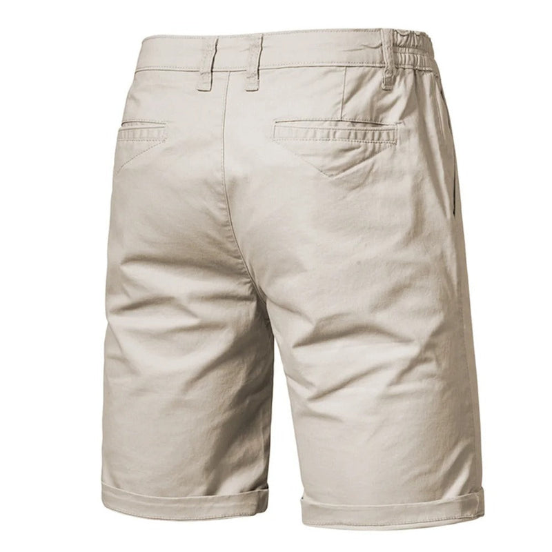 Achterkant van de beige short met twee paspelzakken en riemlussen, pijpen omgeslagen. 2