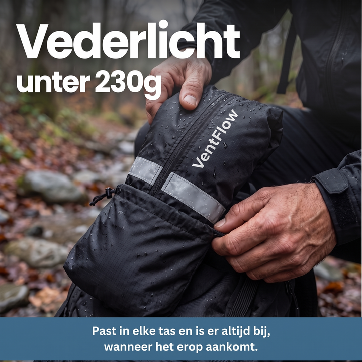 Handen stoppen de opgevouwen zwarte jas in de bijbehorende opbergtas met reflecterende band, nat van de regen, in een bos. 10