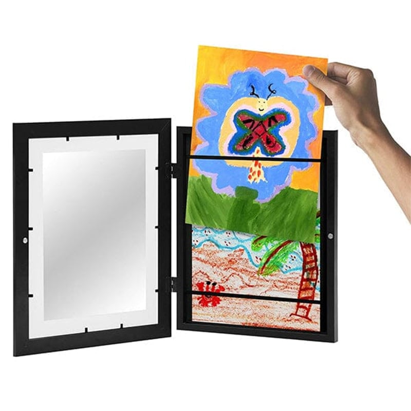 Zwart frame geopend terwijl een hand een kleurrijke tekening van een vlinder boven het opbergvak vasthoudt. 7