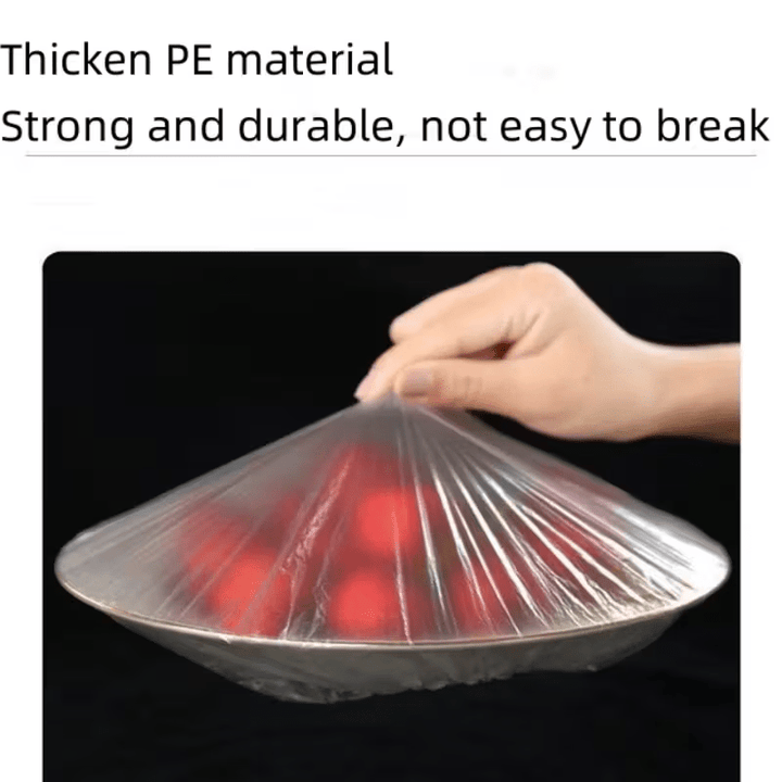 Hand tilt een strak gespannen doorzichtig deksel op een schaal met rode tomaten, om de sterkte van het dikkere materiaal te tonen. 6