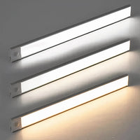 Drie lichtbalken boven elkaar met verschillende lichtkleuren: koel wit, neutraal wit en warm wit op een grijze muur. 6