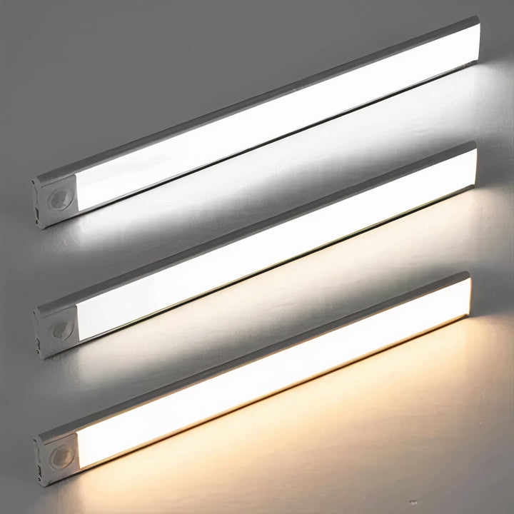 Drie lichtbalken boven elkaar met verschillende lichtkleuren: koel wit, neutraal wit en warm wit op een grijze muur. 6