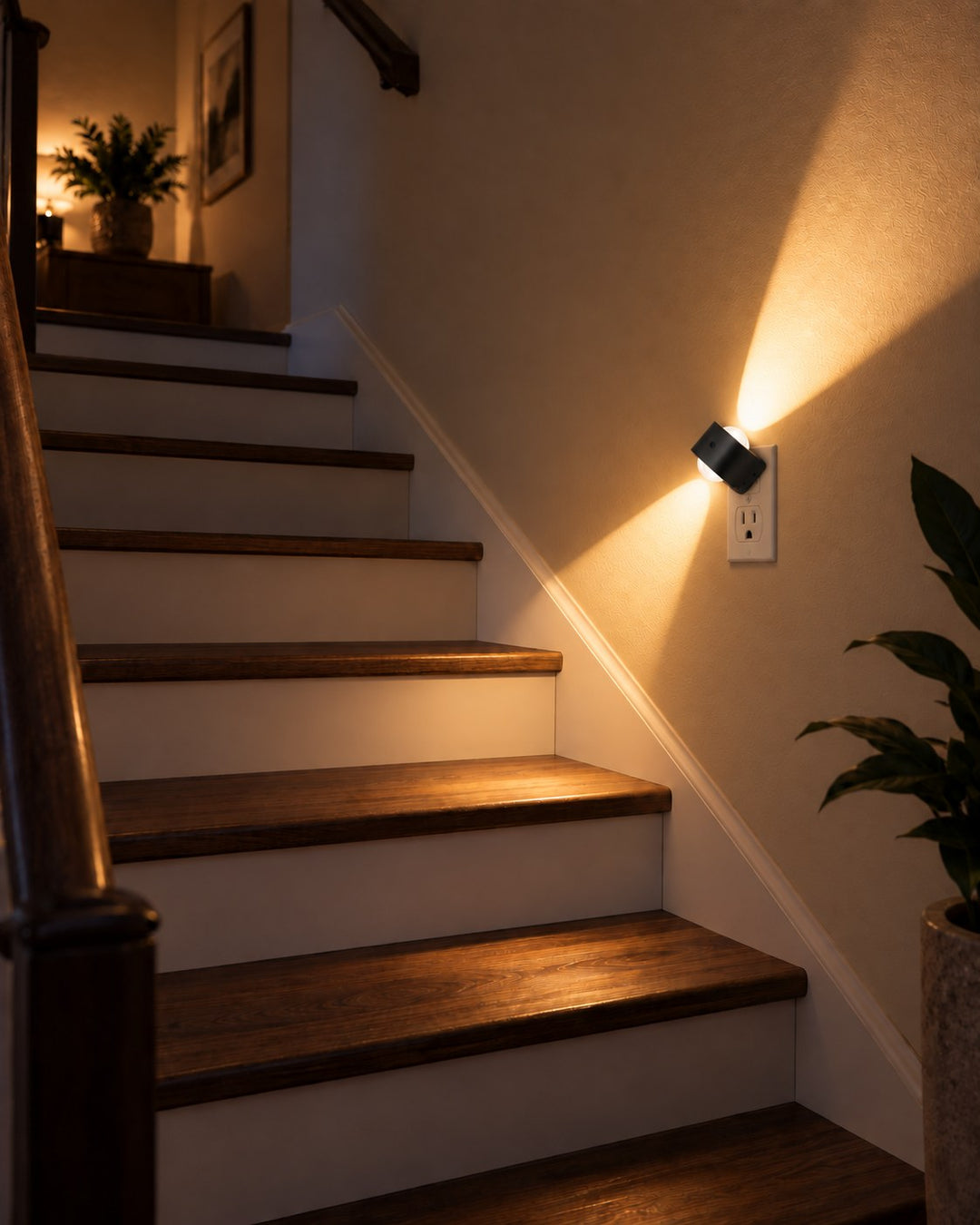 Zwarte stekkerlamp naast een trap, met warm licht dat de houten treden zacht verlicht 7