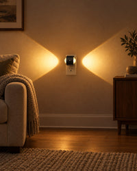 Stekkerlamp naast een bank en dressoir, met warme lichtbundels die opzij over de muur schijnen 8