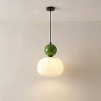 Enkele brandende hanglamp met donkergroene bol en geribbelde witte kap aan een zwarte plafondplaat 5