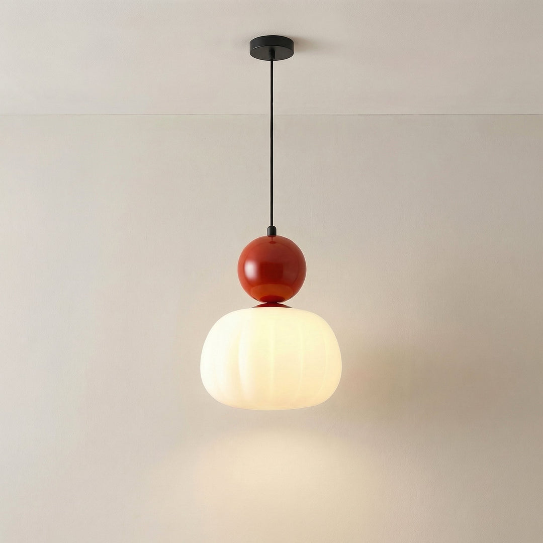 Enkele hanglamp met rode bol en geribbelde witte kap, brandend aan een zwarte plafondplaat 7