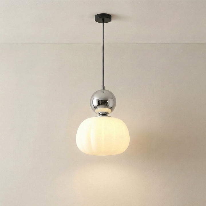 Enkele hanglamp met glanzende chromen bol en geribbelde witte kap, brandend aan zwarte plafondplaat 6