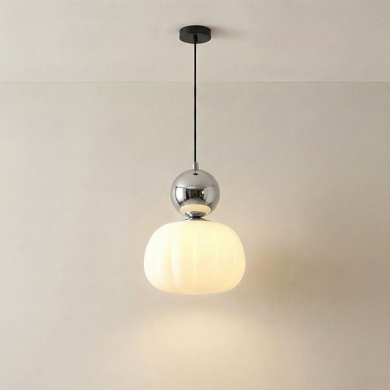 Enkele hanglamp met glanzende chromen bol en geribbelde witte kap, brandend aan zwarte plafondplaat 6