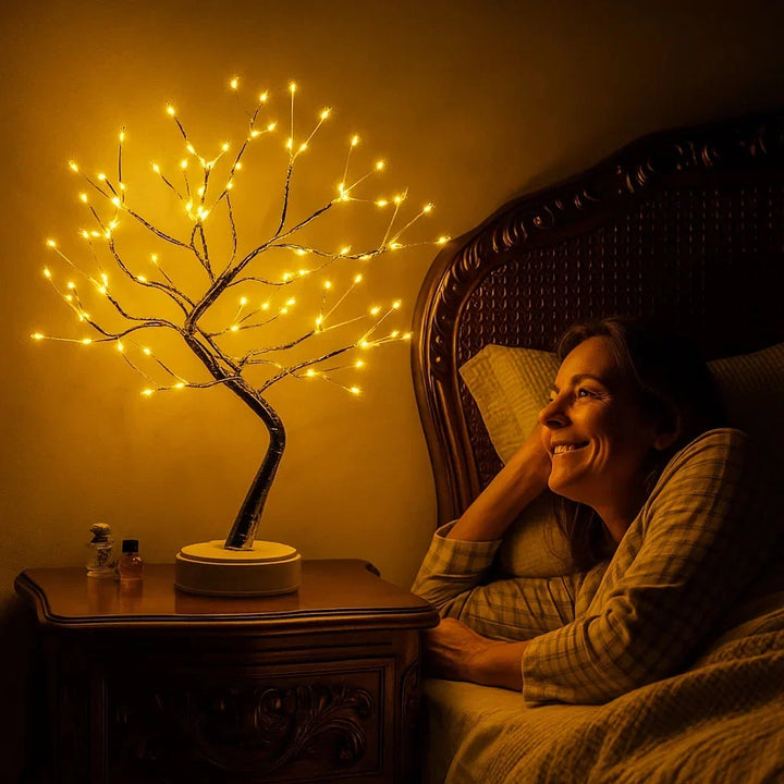 Glimlachende vrouw ligt in bed naast de brandende boomlamp op een houten nachtkastje 1