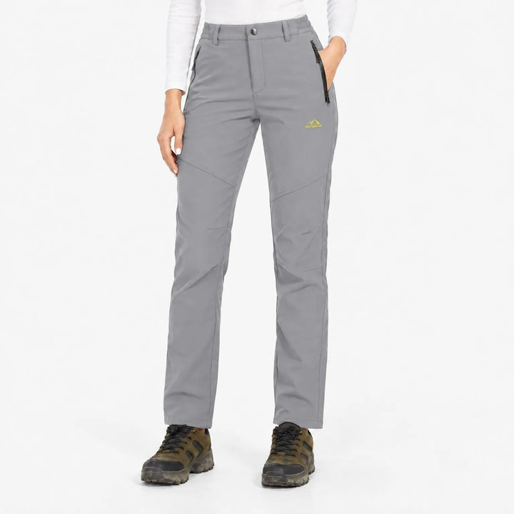 Voorkant van de lichtgrijze broek op een model met wandelschoenen 9