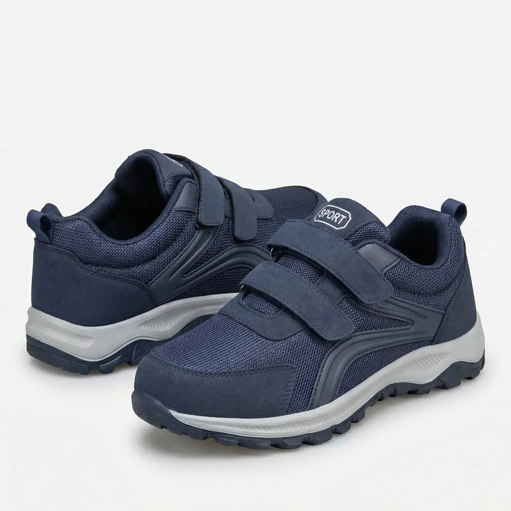 Paar blauwe klittenbandschoenen met lichtgrijze zool, een schoen schuin voor en de andere achter 9