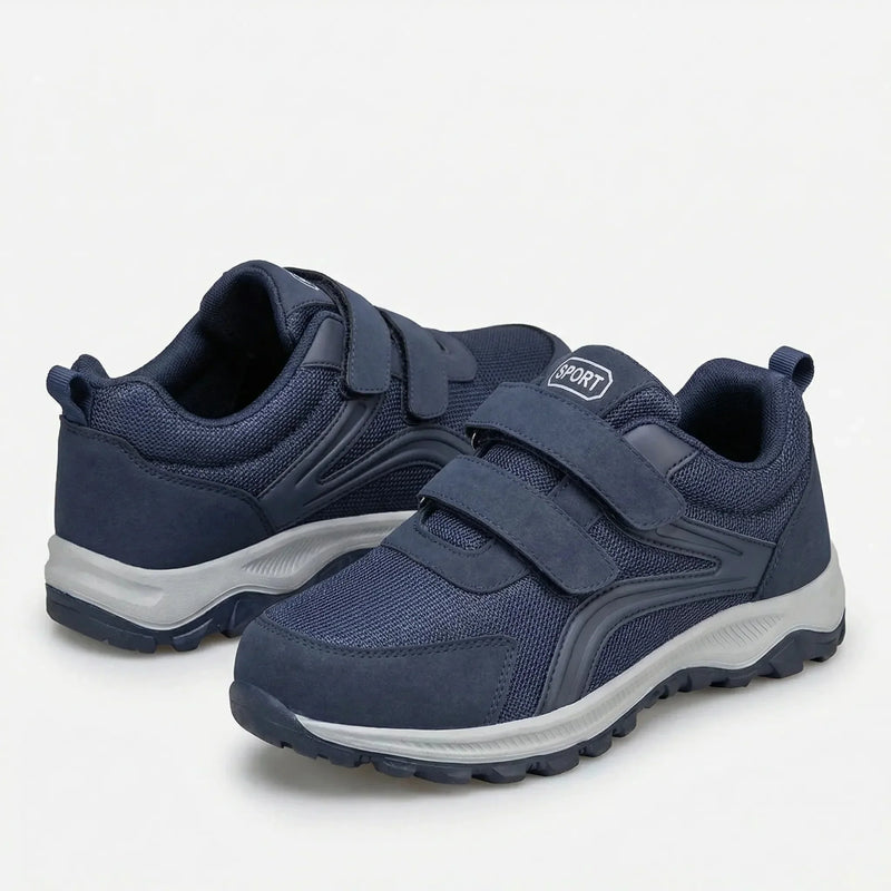Paar blauwe klittenbandschoenen met lichtgrijze zool, een schoen schuin voor en de andere achter 9