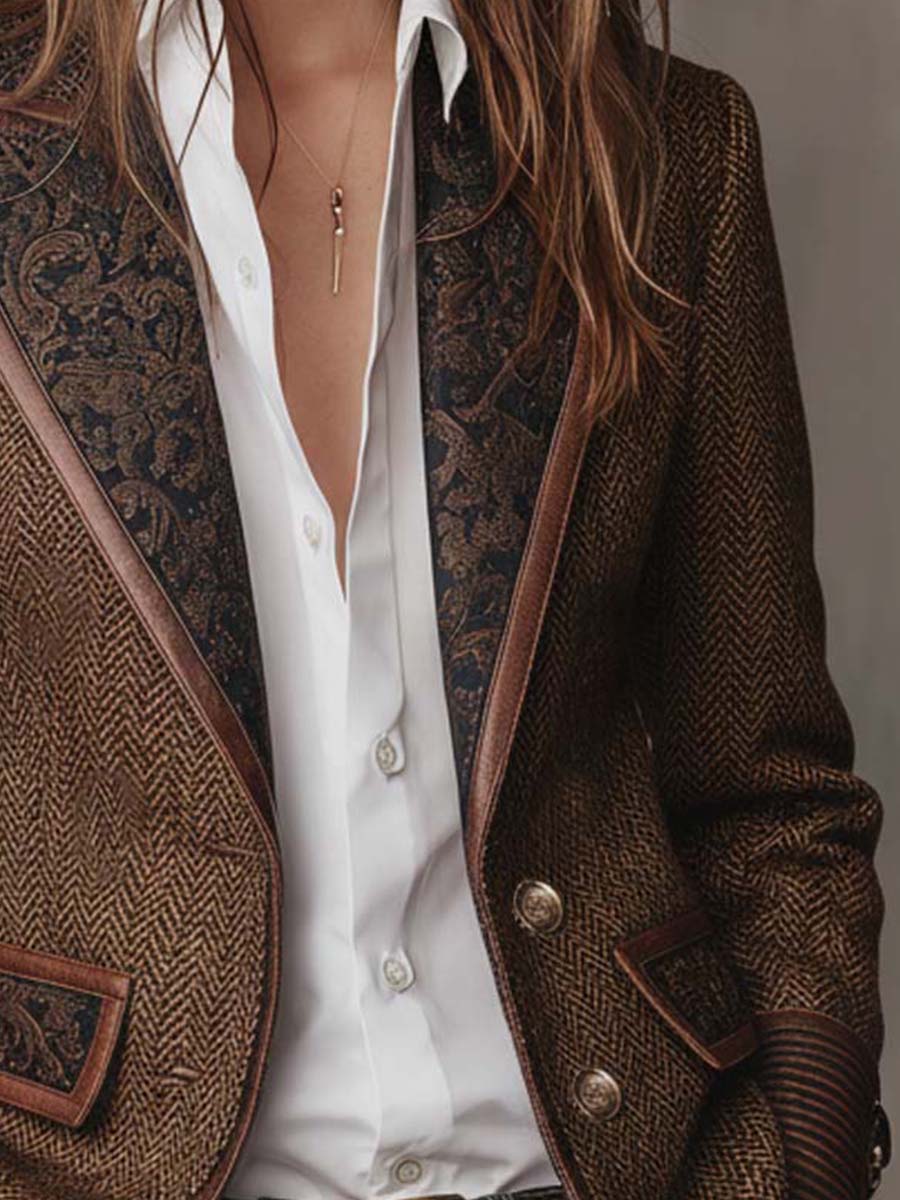 Close-up van de voorkant met patroonkraag, twee metalen knopen, zakkleppen en een gouden ketting 7