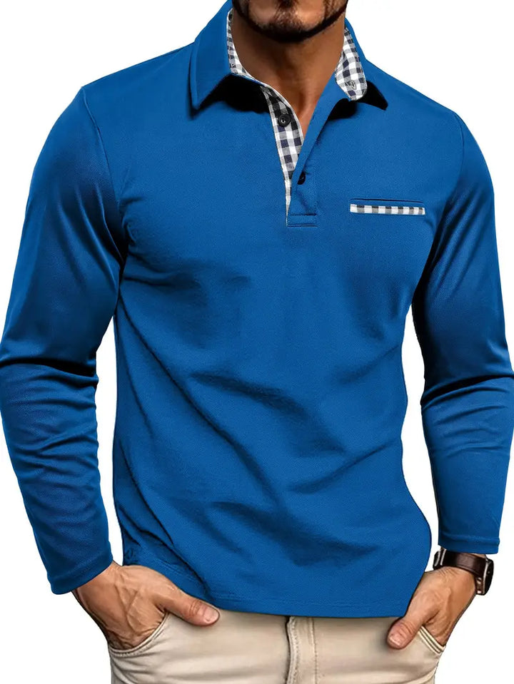 Felblauwe poloshirt met lange mouwen gedragen door een man, ruitjesdetail aan kraag en borstzakje 5