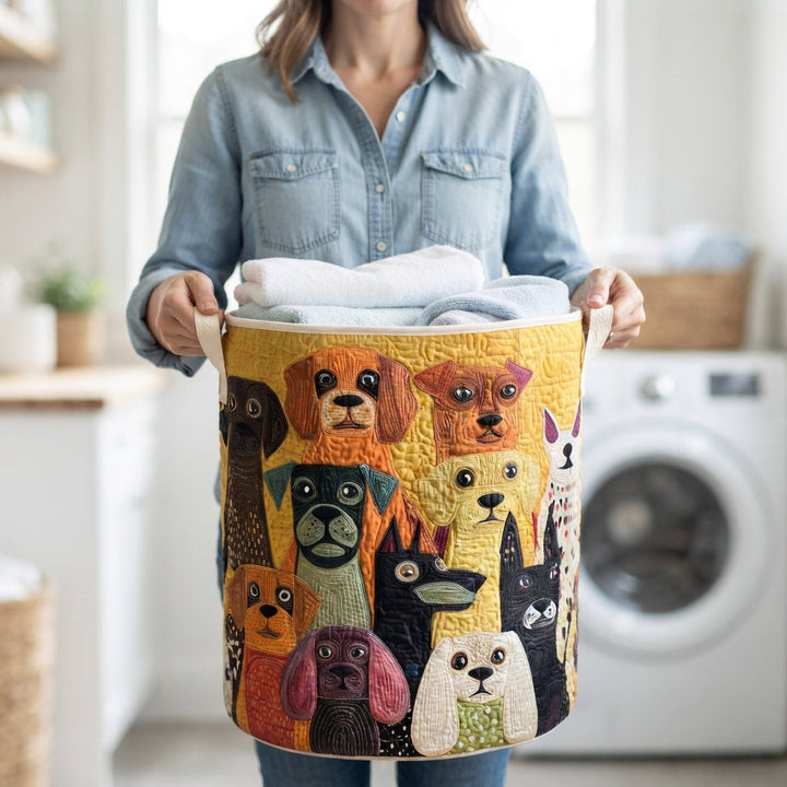Vrouw in spijkerblouse houdt de gevulde mand met hondenprint aan de handgrepen vast in een wasruimte, met handdoeken erin. 4