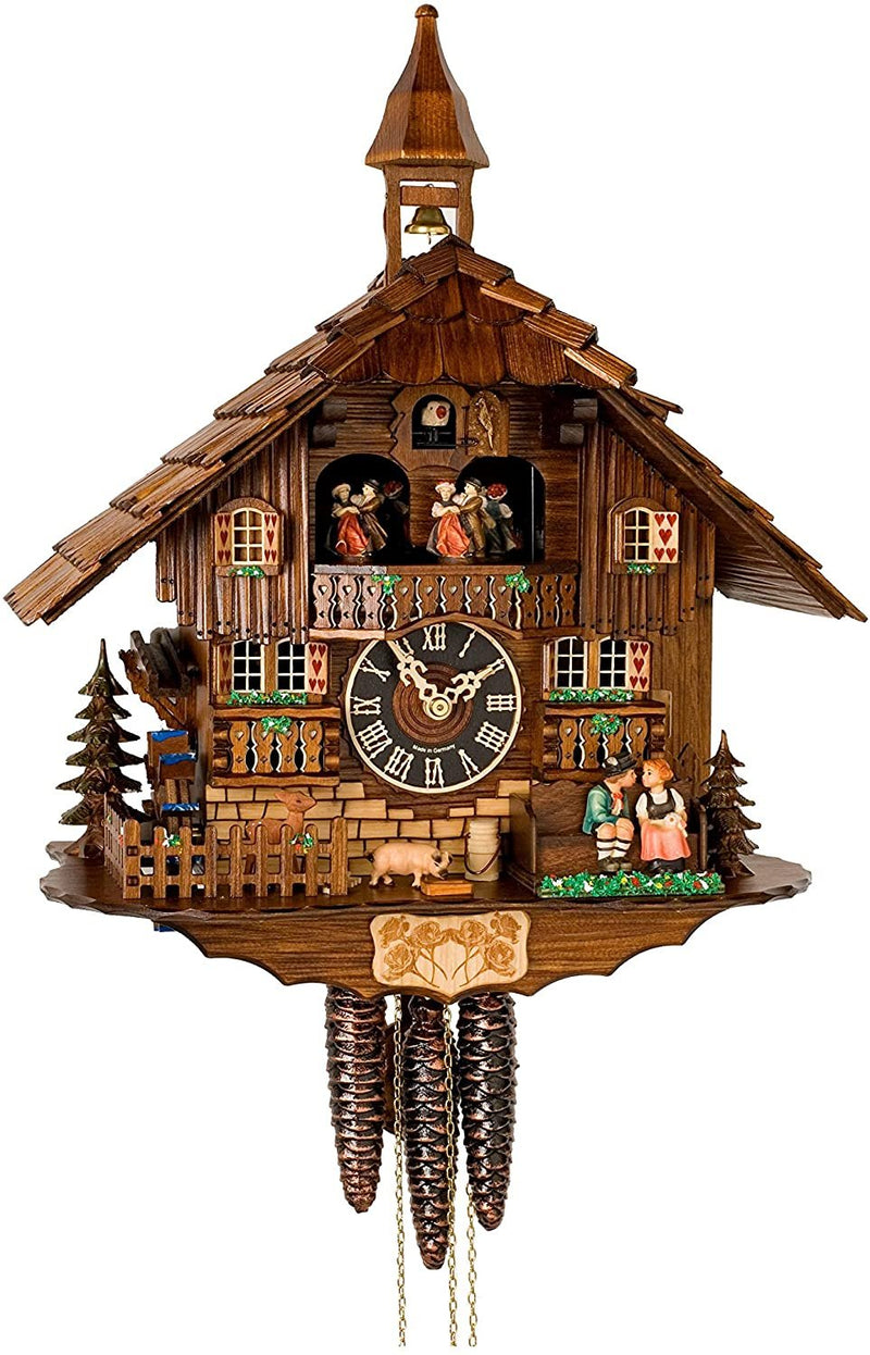 Koekoeksklok in chaletstijl met belltoren, dansend paar op het balkon, kussend paar op een bankje, varken, hertje en drie gewichten. 9