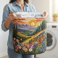 Vrouw in een spijkerblouse draagt de mand aan de witte handgrepen, gevuld met opgevouwen handdoeken voor een wasmachine. 3