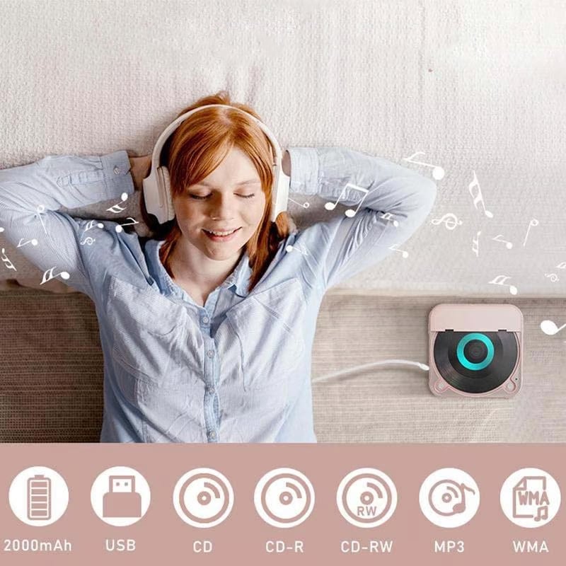 Vrouw met koptelefoon ligt ontspannen met gesloten ogen, naast een roze speler, met pictogrammen voor batterij, USB en schijfformaten. 5