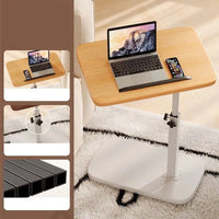 Lichthouten laptoptafel met witte voet en kolom op een hoogpolig kleed, met detailkaders van blad, stelknop en zwarte stalen buizen. 4