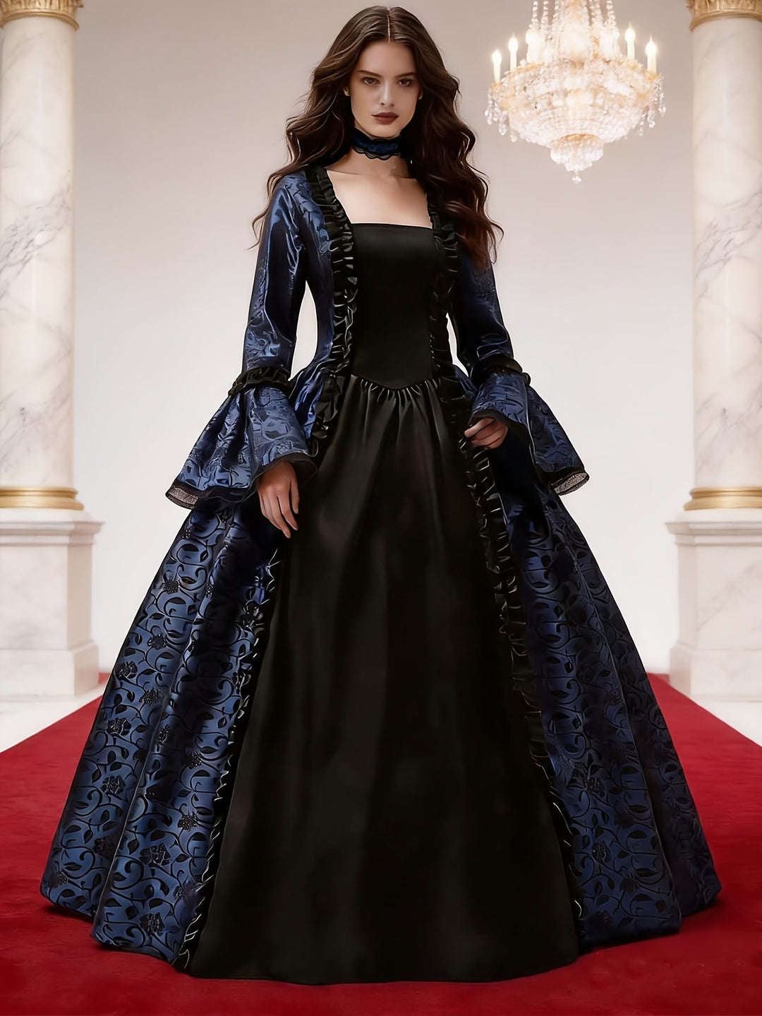Model in blauwe gothische baljurk met zwart voorpaneel, ruches en uitlopende mouwen, in een marmeren zaal met kroonluchter. 2