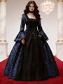 Model in blauwe gothische baljurk met zwart voorpaneel, ruches en uitlopende mouwen, in een marmeren zaal met kroonluchter. 2