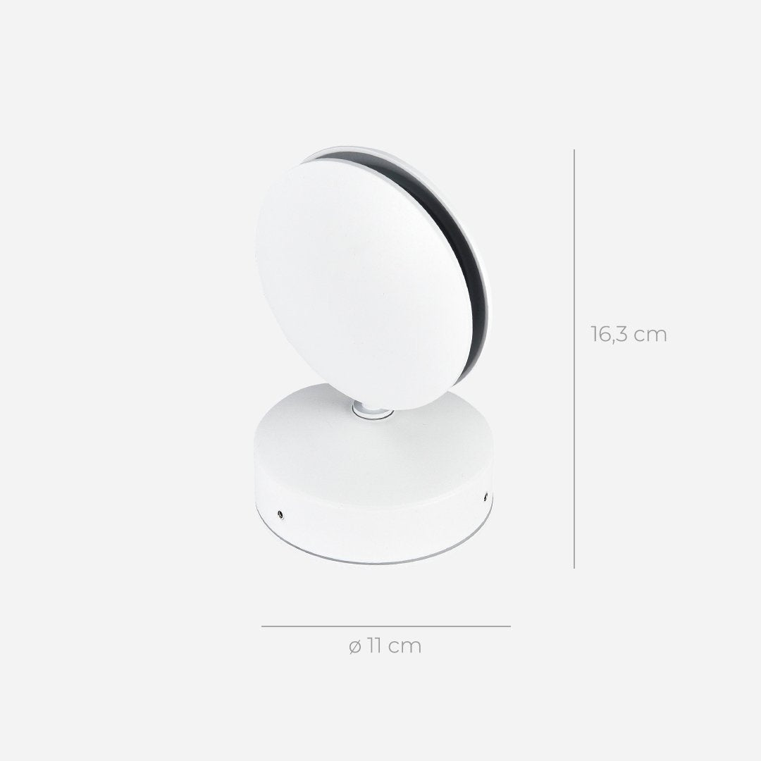 Witte lamp met ronde kop op ronde voet, zijwaarts gedraaid, met maataanduidingen voor hoogte en diameter naast het product. 9