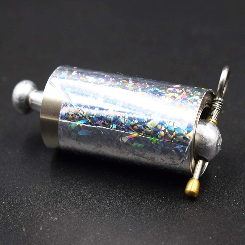 Close-up van de opgerolde staf met holografische folie, metalen knop, veer, oogje en gouden dopje 5