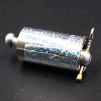 Close-up van de opgerolde staf met holografische folie, metalen knop, veer, oogje en gouden dopje 5